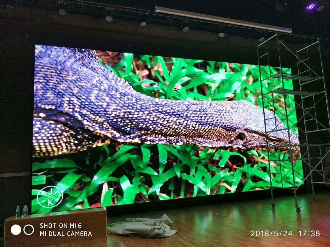 上海外國語高校室內(nèi)P3全彩屏135㎡完美點(diǎn)亮!