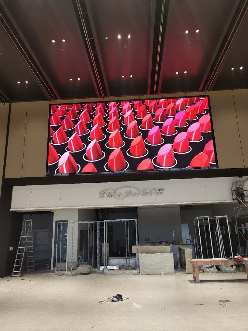 滬蘇通長江公鐵大橋錦豐服務區LED全彩屏完美顯示!